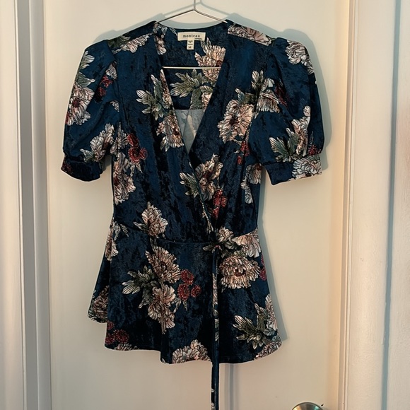 Beautiful velvet wrap top - Picture 3 of 4